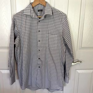 Mens colored shirt made by Van Heusen.  Size 15  32/33.  Regular Fit stretch.